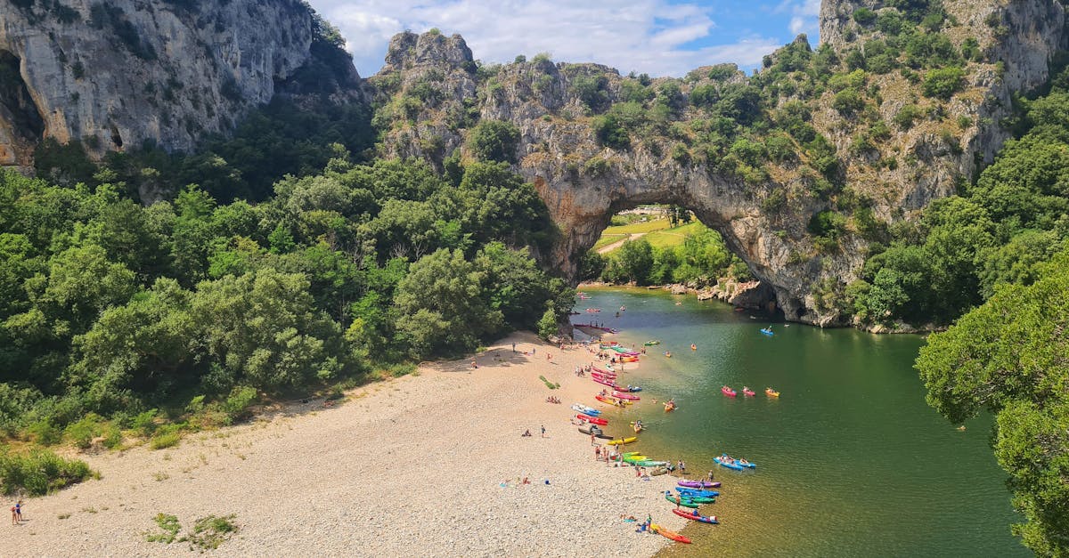 Uma vez instalado em sua acomodação, é hora de planejar suas excursões para aproveitar ao máximo sua estadia. A região está repleta de pontos turísticos importantes: os famosos Desfiladeiros de Ardèche, a lendária Caverna Pont d'Arc e a Avenida d'Orgnac. Perto dos lodges, você pode organizar passeios na natureza, como caminhadas no Parque Natural Regional de Monts d'Ardèche, famoso por suas trilhas sinalizadas através das florestas e seus vinhos de alta qualidade. A região também é um paraíso para os entusiastas de esportes ao ar livre: canyoning, caiaque, mountain bike ou passeios a cavalo perto de vilas cheias de personalidade, como Balazuc ou Vogüé. A melhor maneira de descobrir esses locais autênticos é planejar um dia de descoberta culinária e patrimonial em vilas tombadas como Labeaume ou Rocamadour. Algumas acomodações, especialmente as do