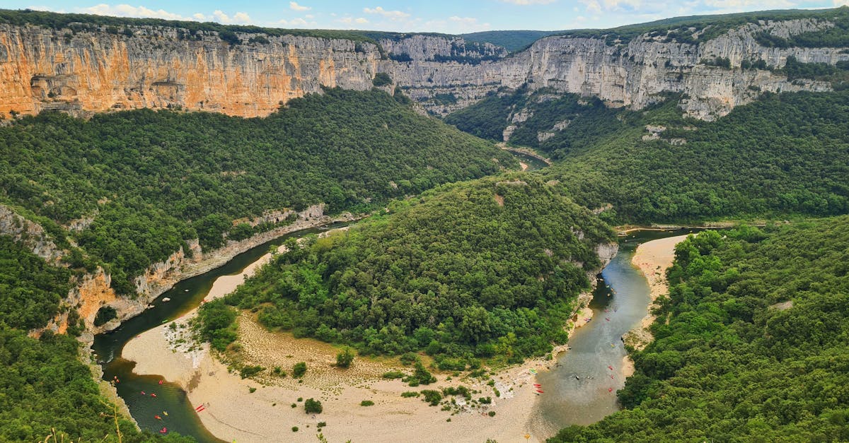 Para uma pausa relaxante, muitos lodges e resorts incluem uma área de bem-estar, uma piscina ou até mesmo atividades esportivas. Imagine uma estadia em um lodge com jacuzzi com vista para a natureza ou em um chalé com sauna privativa após um dia de caminhadas. Alguns estabelecimentos, como Gîtes de Champagnac ou Gîtes d’Ardèche Détente, também oferecem pacotes de bem-estar ou pacotes que combinam acomodação, spa e atividades ao ar livre, como canyoning ou via ferrata. A região privilegia lugares onde relaxamento e aventura podem ser combinados, perfeitos para famílias ou grupos de amigos. Por exemplo, alguns proprietários oferecem quadras de petanca, jogos ao ar livre ou até mesmo espaços para ioga ao ar livre — um verdadeiro deleite para os entusiastas da atenção plena. A diversidade de opções em Ardèche em 2025 é impressionante: agora é possível incluir um programa completo que combine natureza, esporte e relaxamento em sua estadia. Deseja desfrutar de vistas deslumbrantes enquanto relaxa? Tudo isso em um ambiente acessível a menos de duas horas de Lyon ou Marselha, tornando ainda mais fácil planejar um fim de semana prolongado ou uma estadia relaxante e ativa.