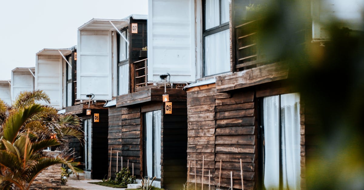 Zakwaterowanie dla podróżujących niemowląt nie może ograniczać się do zwykłego łóżka w pokoju. To cały świat zaprojektowany tak, aby łączyć praktyczność i dobre samopoczucie, gdzie każdy szczegół sprzyja spokojowi ducha całej rodziny. Oto kilka kluczowych kryteriów, które robią całą różnicę: