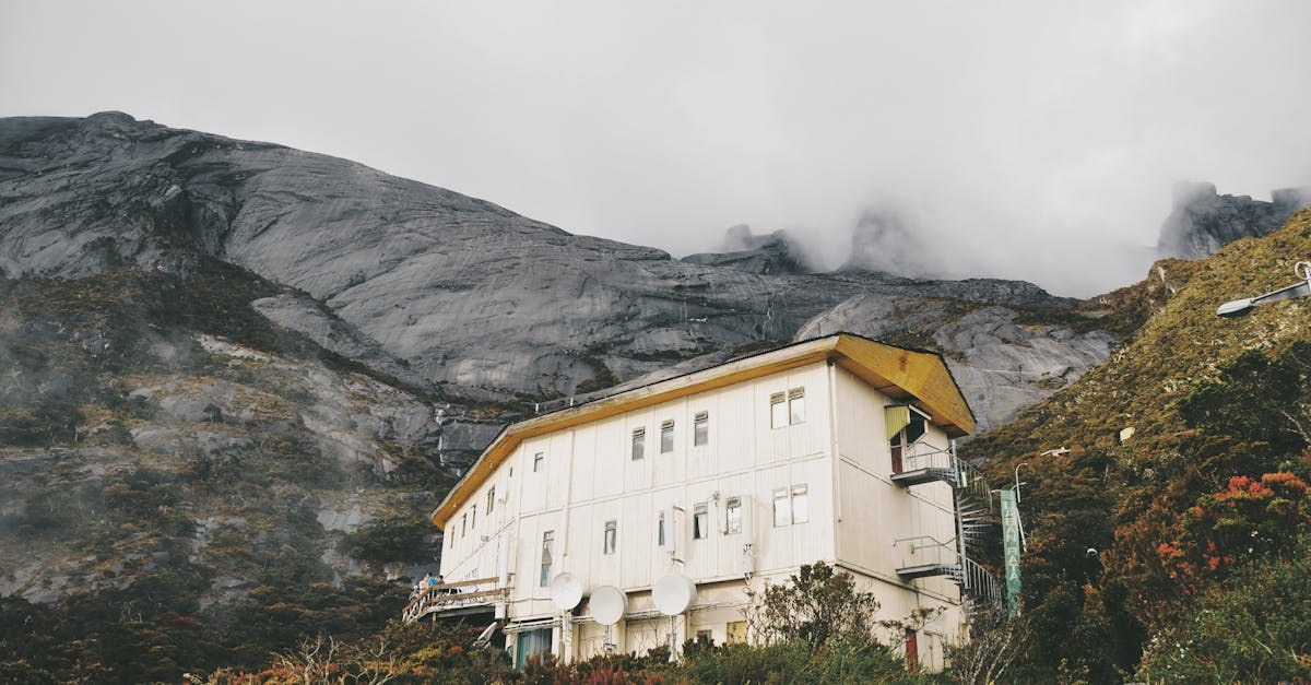 Przyjazny dla środowiska domek La Trêve wpisuje się w rosnący trend w 2025 r.: zrównoważoną i przyjazną dla środowiska turystykę. Położony w naturalnym otoczeniu między zielonymi wzgórzami a lasem bukowym, ten obiekt noclegowy stawia na wykorzystanie materiałów odnawialnych, redukcję odpadów i oszczędzanie energii. Projekt budynku doskonale integruje te zasady w każdym szczególe: naturalną izolację termiczną, panele słoneczne, zbieranie wody deszczowej i lokalne materiały, które promują bioróżnorodność.