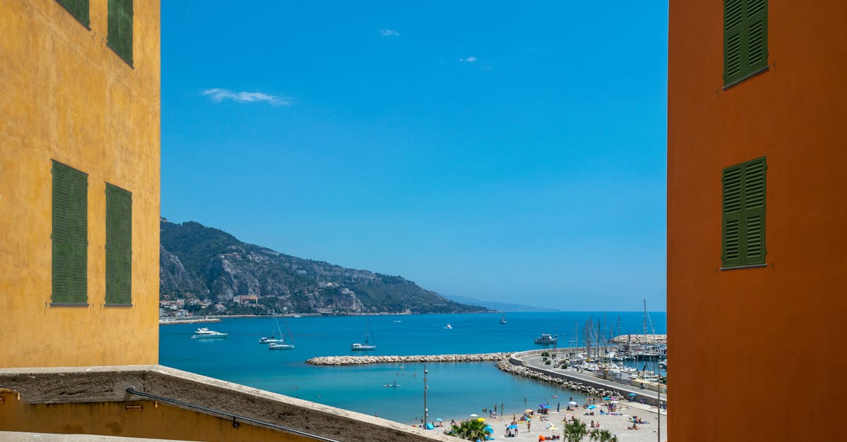 Wieś Praude, typowa dla regionu Pays de la Loire, zachowuje swój tradycyjny charakter dzięki kamiennym domom, wiejskim uliczkom otoczonym żywopłotami i małym placykom idealnym do spacerów. To spokojne miejsce jest idealnym punktem wyjścia do zwiedzania La Grange de Praude i okolic. Atmosfera jest spokojna, odzwierciedla lokalny styl życia, głęboko zakorzeniony w wiejskim stylu i szacunku dla natury.