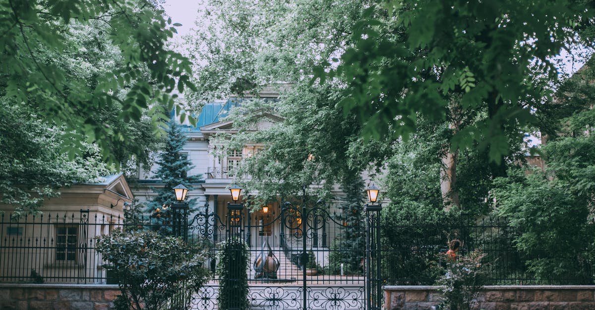 ২০২৫ সালে, বুকিং ক্যালেন্ডারটি স্পষ্ট: আর্দেচের আবহাওয়া পুরোপুরি উপভোগ করার জন্য গ্রীষ্মকাল আদর্শ ঋতু। তবে এই অঞ্চলের বসন্ত এবং শরৎকালও মনোমুগ্ধকর, যখন প্রাকৃতিক দৃশ্য সোনালী বা লাল রঙ ধারণ করে। মে থেকে জুন সময়কাল ভিড় এড়ানো, ফল এবং সবজির বাজার উপভোগ করা এবং সম্পূর্ণ নির্মলতায় অঞ্চলটি ঘুরে দেখার জন্য উপযুক্ত। অন্যদিকে, সেপ্টেম্বর এবং অক্টোবর মাস একটি মৃদু জীবনধারা প্রদান করে, যেখানে পর্যটকদের সংখ্যা কম থাকে এবং প্রকৃতি এখনও শরতের রঙের সাথে প্রাণবন্ত থাকে। এই অঞ্চলটি মৌসুমী শিখরের বাইরেও বিকল্পগুলি অফার করে: মৃদু কার্যকলাপের সাথে বসন্তের বিরতি অথবা শীর্ষ পর্যটন মৌসুমের বাইরে অঞ্চলটি আবিষ্কার করার জন্য ছোট শীতকালীন বিরতি। এই বিকল্পগুলি আপনাকে বিশ্রাম এবং অন্বেষণের মধ্যে বিকল্প করার অনুমতি দেয়, নিখুঁত ভারসাম্য খুঁজে পেতে। বাস্তবে, মূল বিষয় হল আগে থেকেই বুকিং করা, বিশেষ করে বড় দল বা গেটস ডি ফ্রান্স আর্দেচের মতো জনপ্রিয় থাকার জায়গাগুলির জন্য। আপনি দক্ষিণের সূর্য উপভোগ করছেন বা পাহাড়ে সকালের ঠান্ডা বাতাস উপভোগ করছেন, প্রতিটি ঋতুরই নিজস্ব আকর্ষণ রয়েছে এবং ২০২৫ সালে, আপনার থাকার ব্যবস্থাকে একটি অবিস্মরণীয় অ্যাডভেঞ্চার করে তুলতে সবকিছু প্রস্তুত।