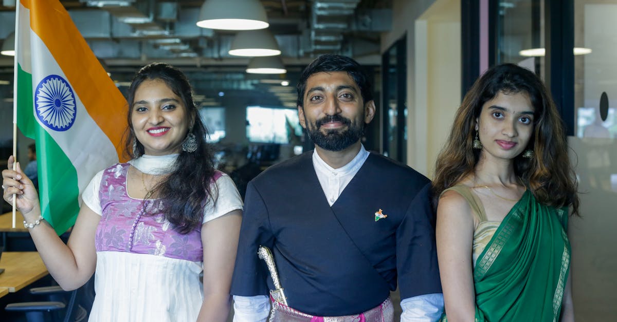 Moulin de Bouchereau jest przesiąknięty długą historią rodzinną, sięgającą kilku pokoleń wstecz, odzwierciedlającą tradycyjną architekturę regionu. Po dwóch latach drobiazgowej pracy, został przekształcony w prawdziwie wspólną przestrzeń mieszkalną i recepcyjną, zachowując jednocześnie swój autentyczny charakter. Kamienne ściany, odsłonięte drewniane ramy i elementy z epoki nadają temu miejscu wyjątkowy charakter, atrakcyjny dla osób poszukujących wyjątkowego zakwaterowania.