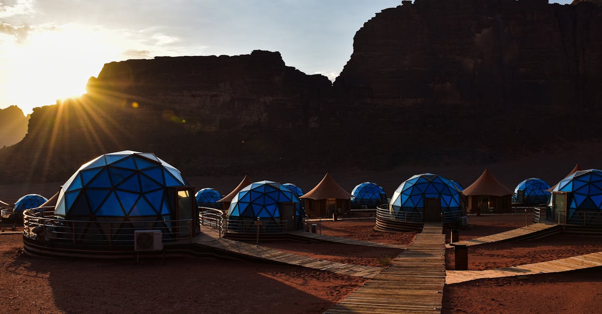 您从未在树屋中度过一晚吗?是时候在萨蒂略 (Satillieu) 的独立小屋 (Gîte insolite) 开启您的探险之旅了!这里独具匠心的住宿体验与自然的奢华完美融合。在阿尔代什省的中心地带,这份非同寻常的体验将高端舒适与自然的沉浸融为一体。远离普通酒店,每个夜晚都将成为难忘的回忆。