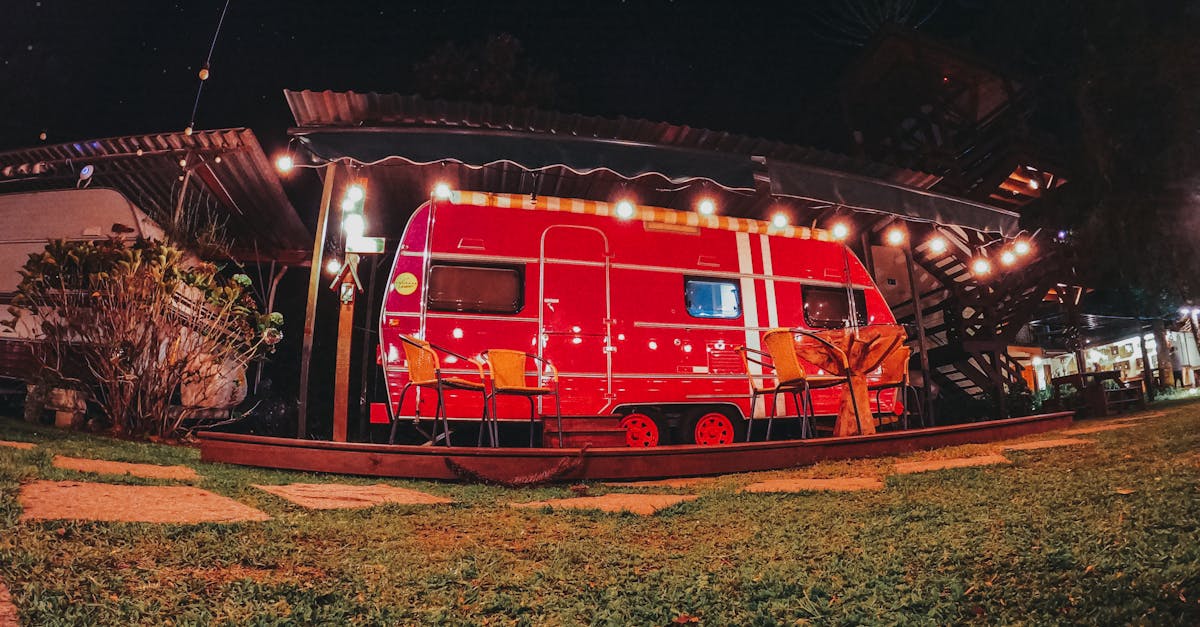 🚗 تأكد من توفر وسائل النقل وقرب الأنشطة لتجنب خيبة الأمل. إذا كنت ستصطحب حيوانك الأليف، فتأكد من أن الكوخ مناسب للحيوانات الأليفة.