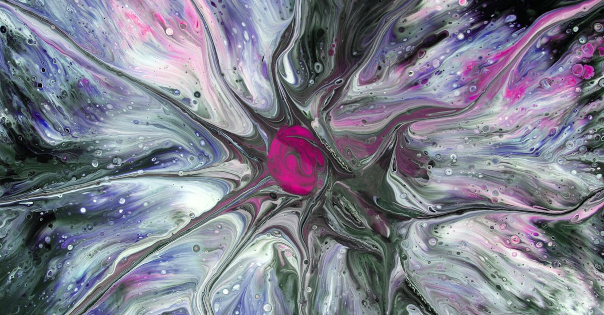 Projekt tego granitowego schronienia rozpoczął się od starannego badania terenu. Podłoże granitowe, mające kilka milionów lat, leżało na powierzchni starego budynku gospodarczego opuszczonego od lat 70. XX wieku. Podczas renowacji para kochająca naturę chciała zachować tę oryginalną fasadę, czyniąc ją nawet centralnym punktem domku. Budowa wymagała dwóch lat pracy, w dużej mierze wykonanej przez samych właścicieli, z pomocą profesjonalistów specjalizujących się w obróbce kamienia. To ulepszenie surowca nadaje rzadką autentyczność, rzadko spotykaną w tradycyjnych ofertach turystycznych.