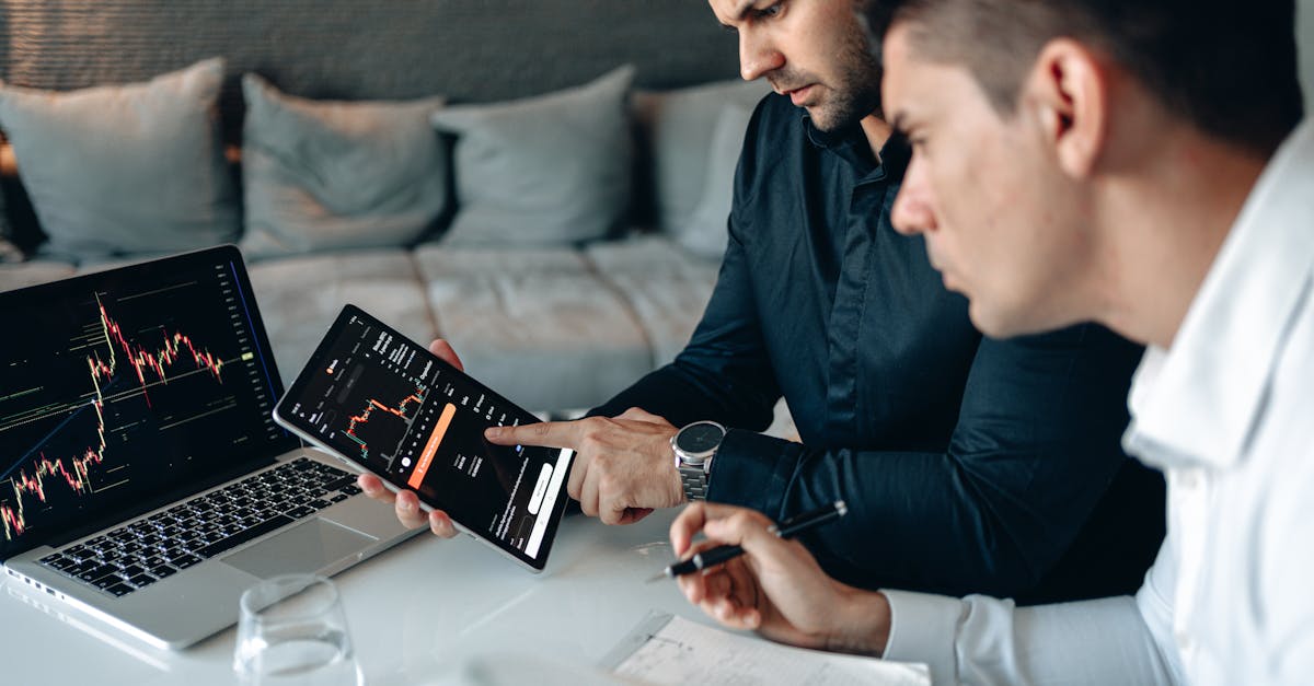 Młodzi ludzie, tacy jak Allan i Louis, reprezentują nowe pokolenie przedsiębiorców, którzy biorą sprawy w swoje ręce, inwestując w projekty o wysokiej wartości dodanej dla swojego regionu. Ich podejście pokazuje, że sukces wymaga czegoś więcej niż tylko pomysłu; trzeba również zmobilizować umiejętności, wykazać się odpornością na wyzwania administracyjne i finansowe oraz mieć jasną wizję swoich celów. To pragnienie, by działać inaczej, budować więzi wokół eleganckiego azylu, napędzane miłością do natury, pozwoliło im przekształcić dawny dom wiejski w oazę spokoju docenianą przez turystów. Ich inicjatywa wpisuje się w ogólnokrajowy ruch, w ramach którego aktywna młodzież chce uczestniczyć w odbudowie regionu i rozwoju jego atutów. Zainspirowani przykładami takimi jak Gite La Rosie