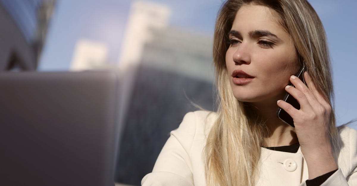 Przekształcenie starego ratusza w udany gîte wymaga precyzyjnego procesu, łączącego szacunek dla dziedzictwa i optymalizację przestrzeni dla wygody gości. Pierwszy krok obejmuje analizę konstrukcji w celu zachowania jej charakteru przy jednoczesnym wzmocnieniu solidności budynku. Następnie renowacja następuje zgodnie z procesem spełniania nowoczesnych norm energetycznych, w szczególności poprzez instalację izolacji o wysokiej wydajności i innowacyjnych systemów grzewczych. Procedury administracyjne, takie jak uzyskanie konkretnych pozwoleń, w szczególności od lokalnego Biura Turystycznego, mogą również wydłużyć harmonogram, ale są niezbędne do zapewnienia zgodności. Faza dekoracji jest niezbędna, aby uszanować historycznego ducha, zapewniając jednocześnie nowoczesny komfort. Instalacja nowoczesnych udogodnień do wynajęcia, czy to w sypialniach, czy w kuchni, jest ostatnim krokiem, zapewniającym niezapomniane wrażenia dla wczasowiczów. Etapy renowacji