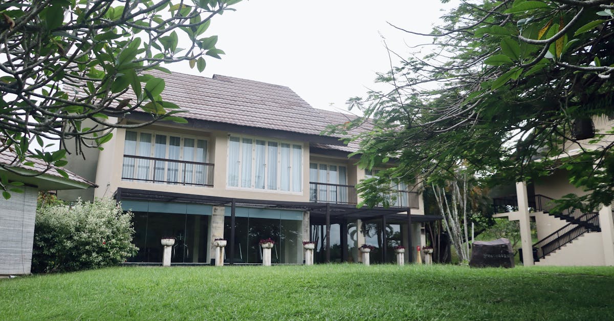 Descubra acomodações atípicas e fora do comum. Seja uma casa na árvore, uma casa flutuante ou uma suíte em um castelo, desfrute de uma experiência única e memorável cercada por paisagens encantadoras.