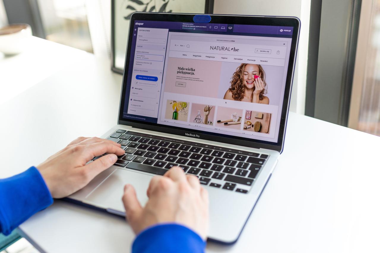 laptop showing online gite reservation portal